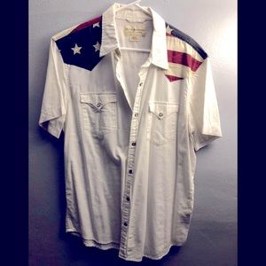 I’m selling a Ralph Lauren button down shirt. Perfect for Independence Day! 🇺🇸